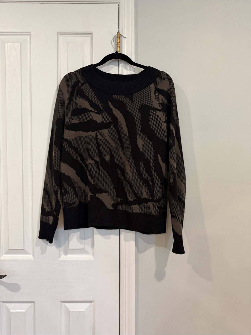 Women's Athleta Black and Olive Patterned Knit Sweater